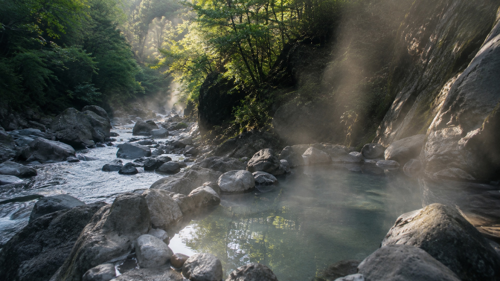 秘湯の渓谷